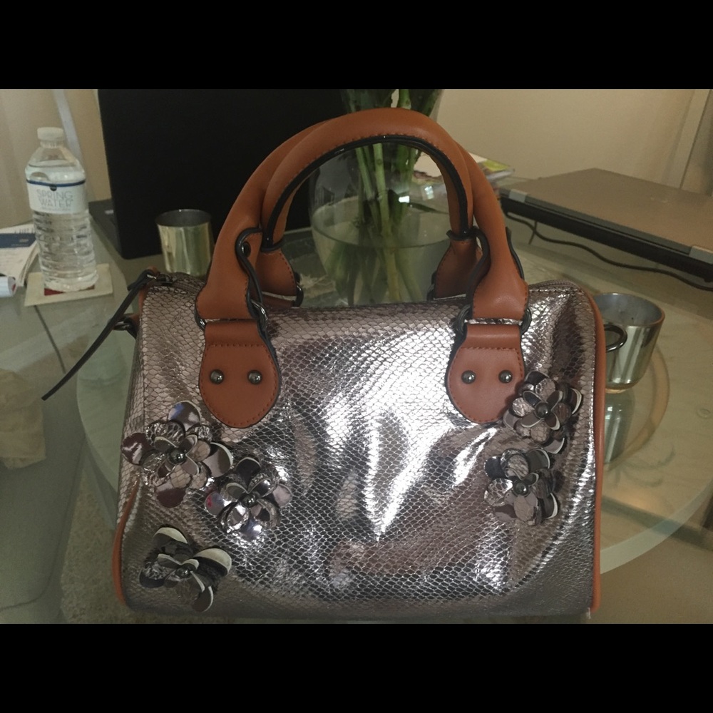 Golden rose with camel leather purse